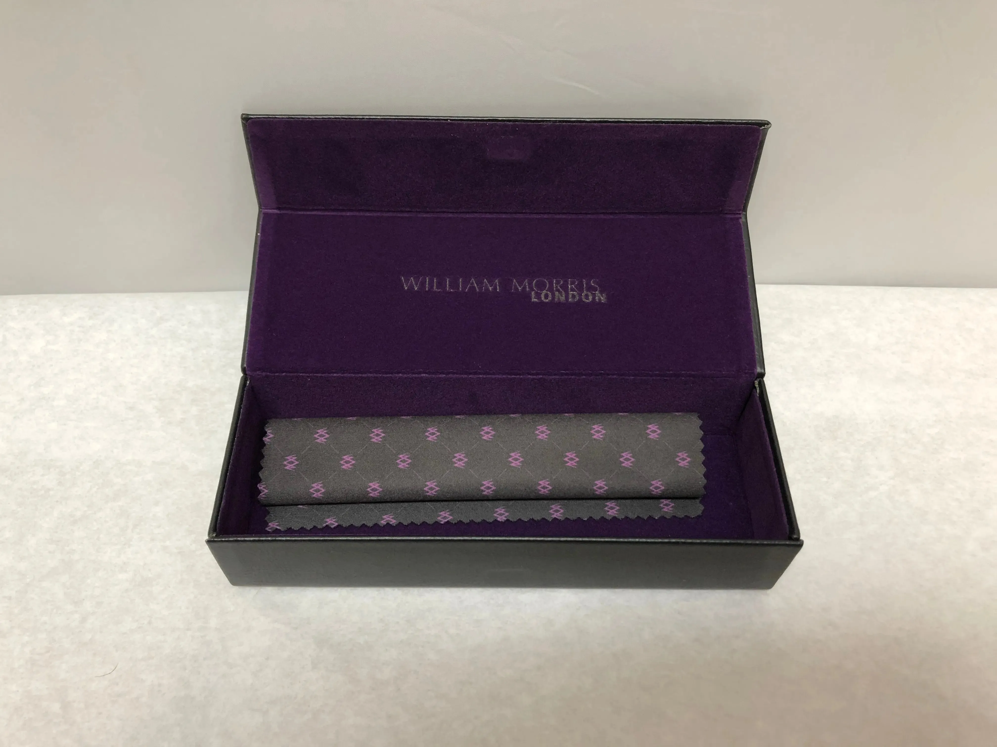 William Morris London Black Optical Eyeglasses Hard Case | KMOPT-44